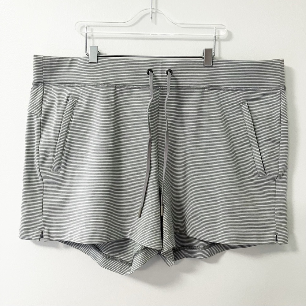 Athleta | Modern Metro Shorts L